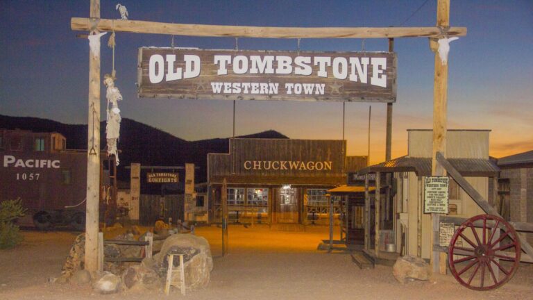 Tombstone: Revive el Lejano Oeste