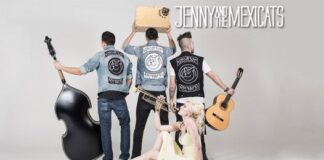 Jenny and The Mexicats Junto a Santa Pachita
