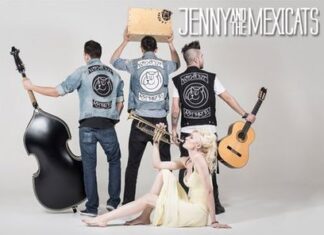 Jenny and The Mexicats Junto a Santa Pachita