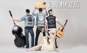 Jenny and The Mexicats Junto a Santa Pachita