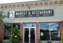 Buena Comida en 5 Points Market and Restaurant 5 Points