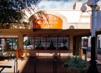 Raptor Canyon Cafe en Tucson Raptor Canyon Cafe